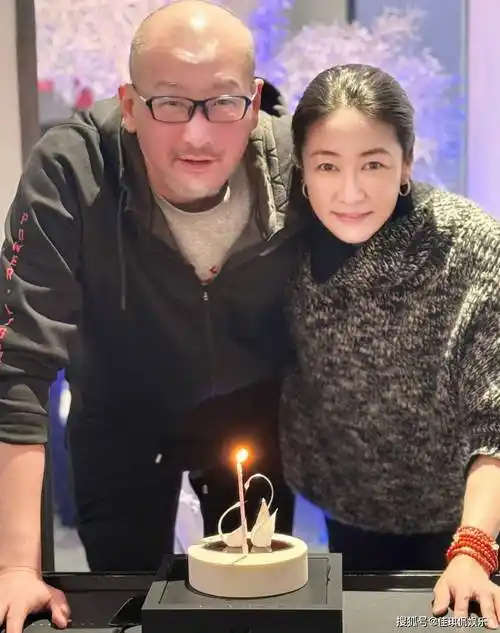 梁静晒照庆祝结婚19周年,与管虎同框面露微笑,丁昱彤又来喊话_高虎