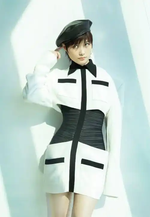 李宇春自带女王气质穿高叉鱼尾裙勾勒身姿露长腿好有女人味