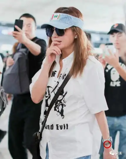 甚至还和对方,在手腕上做了一个相同的纹身