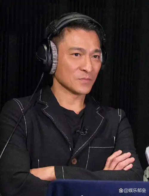 现场媒体众多,刘德华百忙之中还不忘对着门外的记者