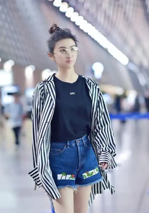 景甜"病号服"现身机场 白皙长腿潮酷有范儿