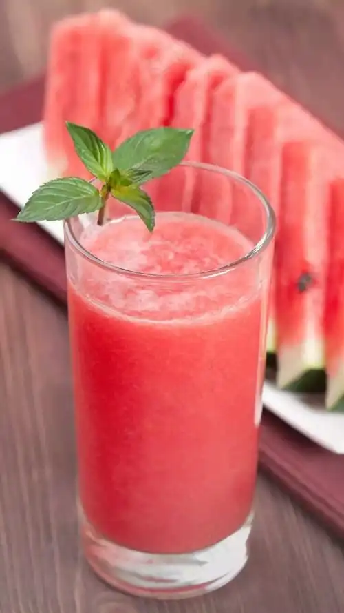 玻璃杯装着的西瓜汁高清摄影图片 - 菜鸟图库