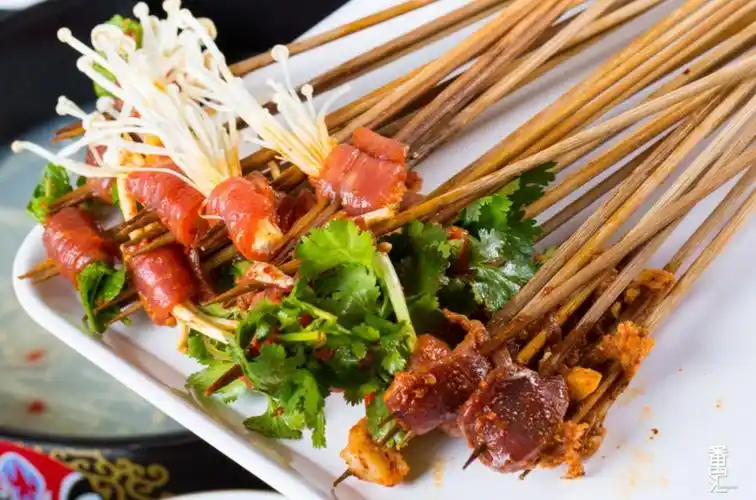 套餐包含的30根串串,可以到店自己随便选~大冰柜里码着50 款新鲜菜品