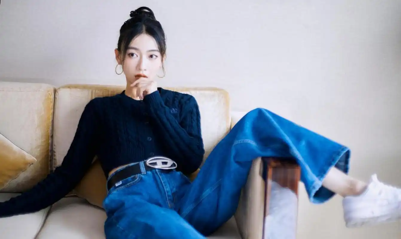 吴谨言冬日随拍,粗花针织衫 牛仔裤,简约随性保暖!