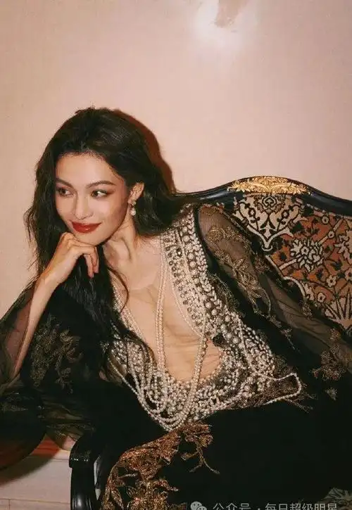 30岁钟楚曦魔鬼身材性感尤物网友看完惊呼太美了快窒息了