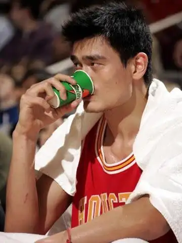 图文火箭战胜尼克斯姚明场下喝水休息