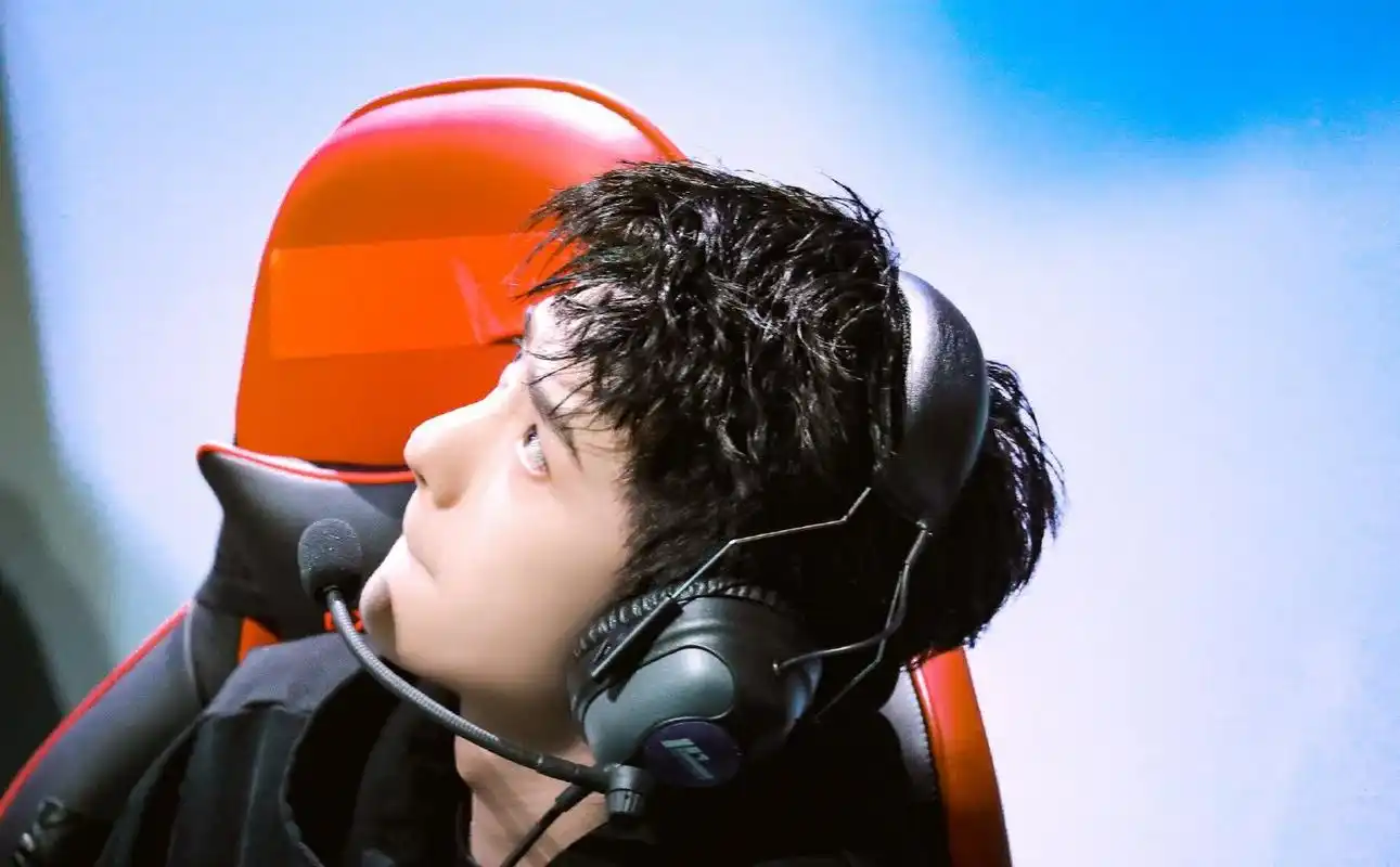 当年凭借他的个人资料,让很多人喜欢上了他,一夜之间就圈了不少粉丝.