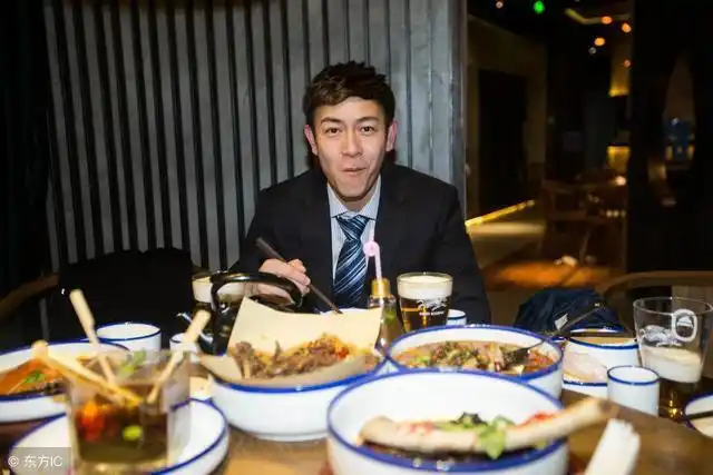 明星片场吃饭照片,刘德华吃饭最接地气,演员和明星差距一目了然_网易