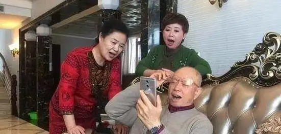 23岁登春晚38岁跌落神坛华语乐坛常青树董文华背后的无奈