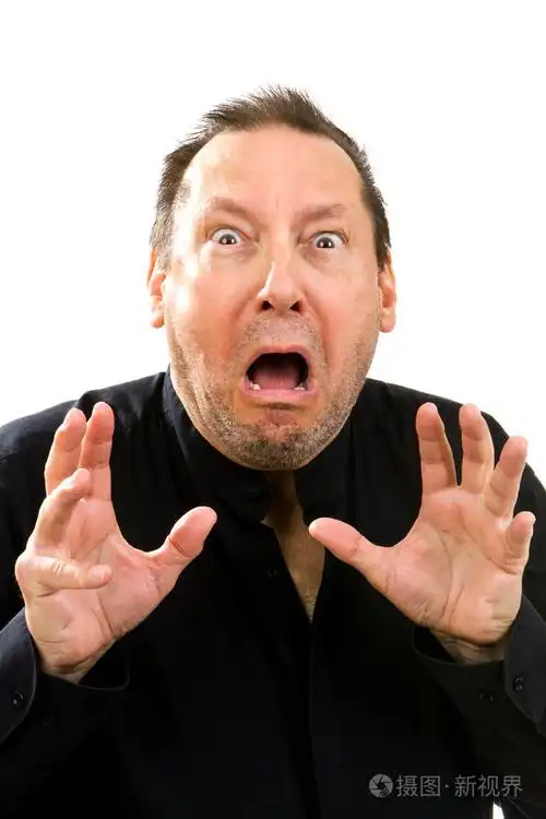 震惊恐惧的男人