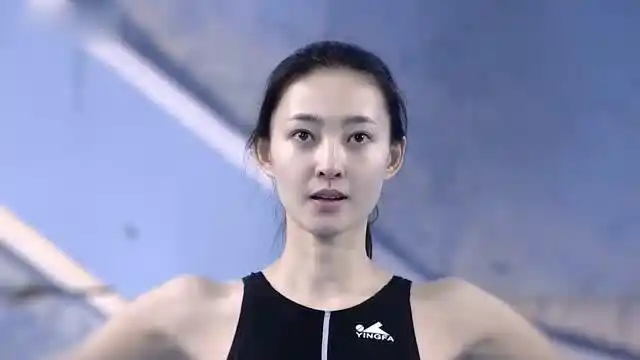 星跳水立方:素颜女神王丽坤3米跳水,入水动作好优美!