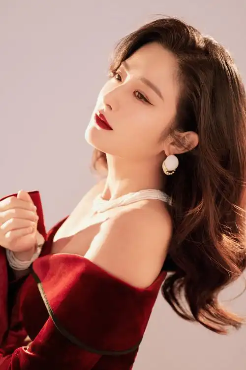 身着红色复古天鹅绒连衣裙的徐百慧,大方秀出精致锁骨