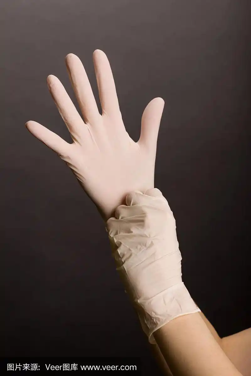 女性手戴乳胶手套
