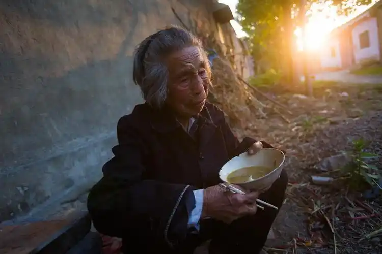夕阳下,想起自己的晚年,老人悲伤不已.