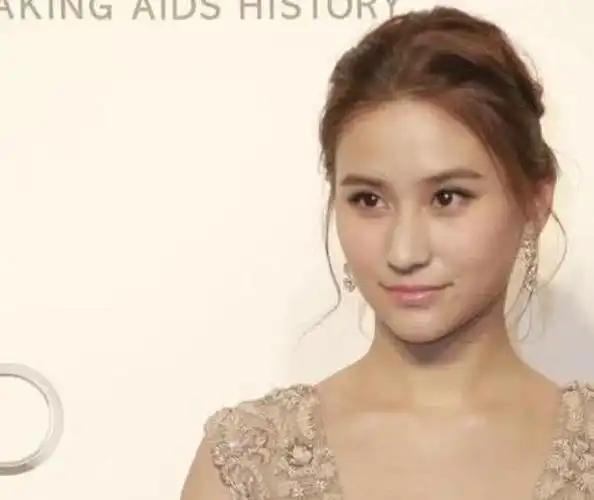 成龙将要和赌王何鸿燊联姻房祖名和赌王小女儿甜蜜约会