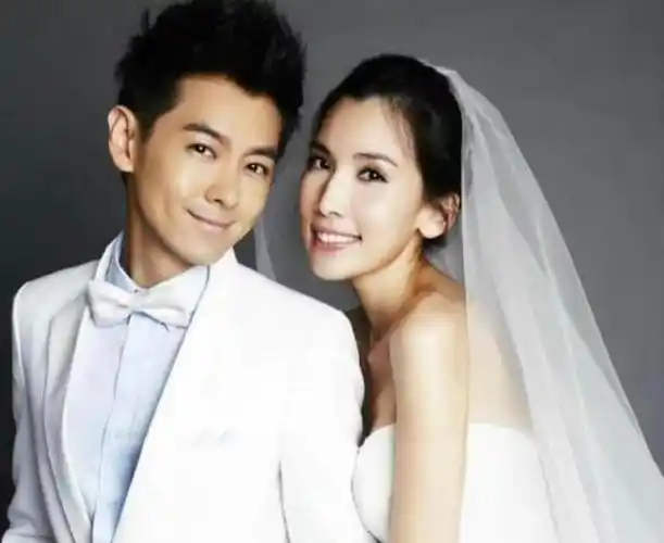 今日,中国台湾艺人林志颖的老婆陈若仪在ins上晒出自己在病穿上握住