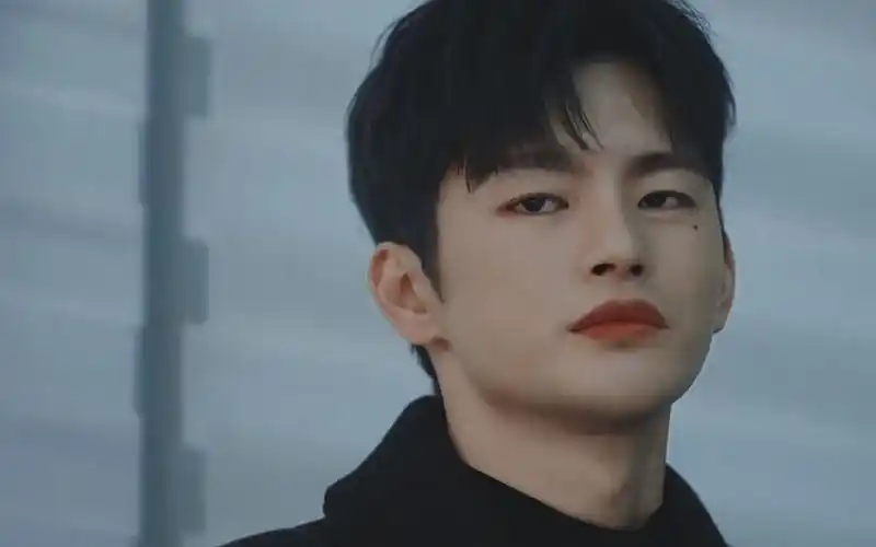 "没有人能不被徐仁国这根点不着的烟勾的五迷三道!