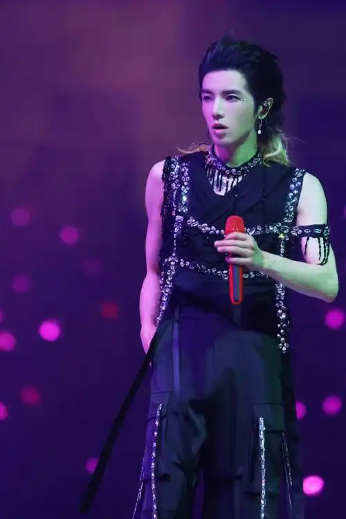 华晨宇健身了吗##华晨宇肌肉线条