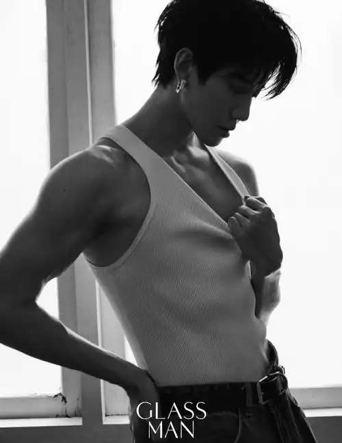 2024年,依旧有着挺拔的身形与长期健身塑造的肌肉,@mikeangelo吴翊歌