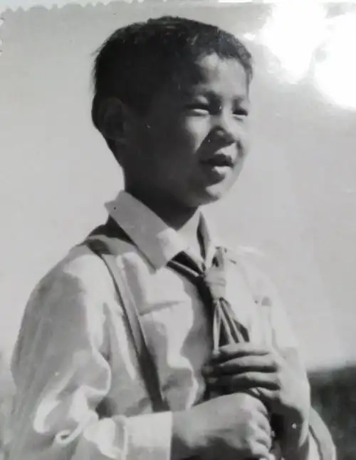 翻开黑白影集,看看过去的老照片,回忆回忆那个年代也挺美的.