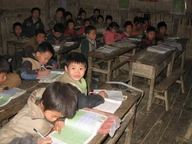 中国贫穷山区的孩子生活竟是这样,看完整个人都不好了