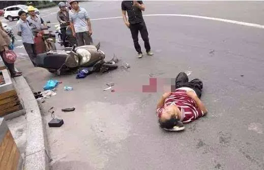 西区财富广场附近的清溪路口(宜宾市商业银行门口)发生了一起突发车祸