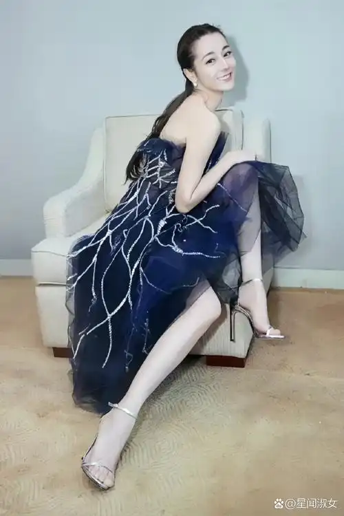 迪丽热巴 身高168厘米,漂亮大气,身材高挑,多才多艺,能歌擅舞,颜值与
