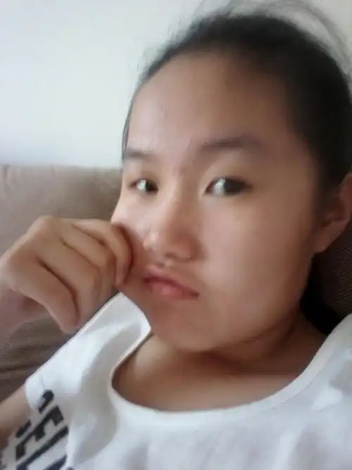 我想问下,这个女孩自黑是不是挺丑的