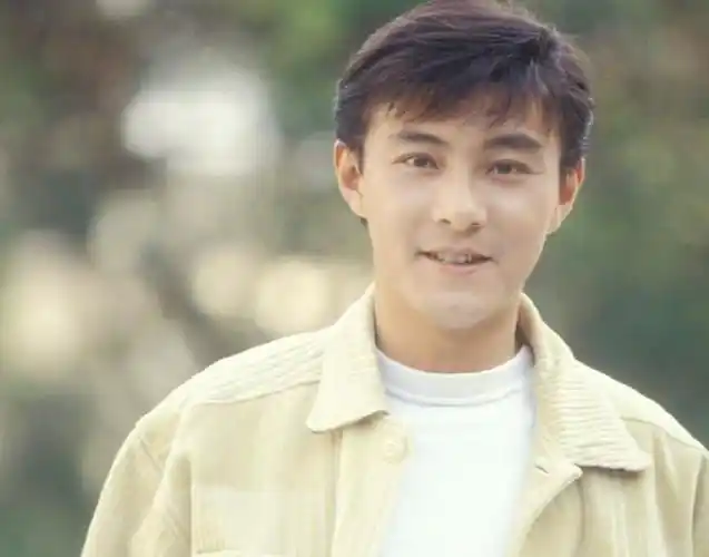 光头大侠张卫健的三度婚礼,58岁不肯要孩子,背后原因让人心酸