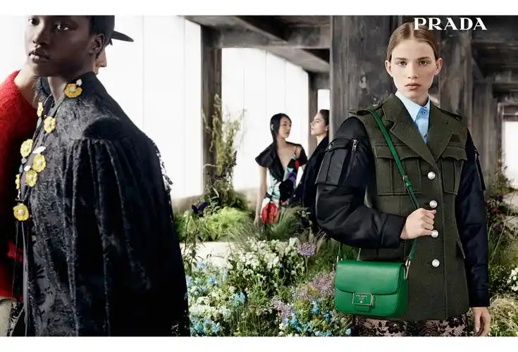 prada2019秋冬女装与男装广告大片浪漫解剖