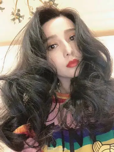 范冰冰一头卷发对镜自拍 美艳依旧发量惊人