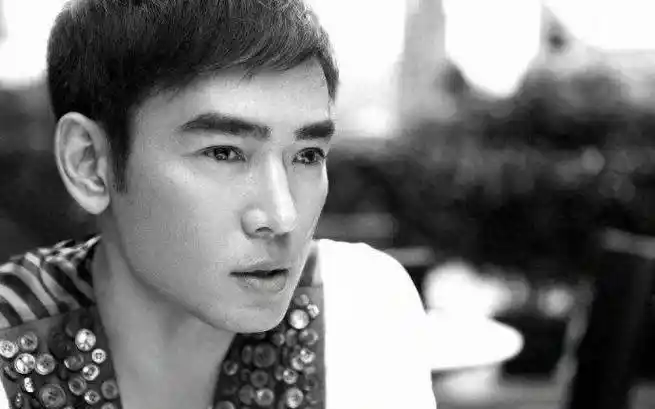 让不少网友们纷纷感慨,表示童年男神焦恩俊的感情之路也太坎坷了吧!