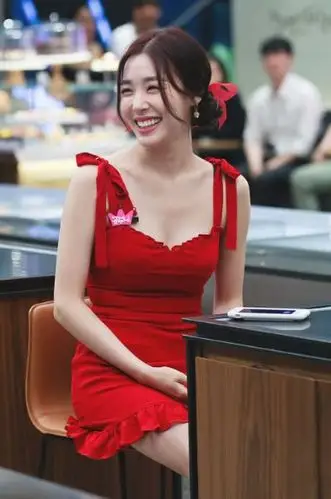 黄美英衣品开挂了,金发配长裙美到让人服气,一般人都学不来!