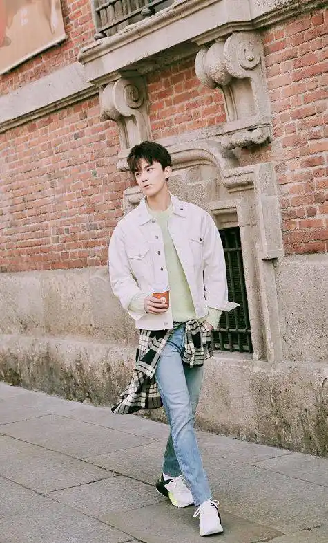 来看看吴磊的全身照,即便是俯拍的视角,吴磊的长腿优势依旧明显, 感觉