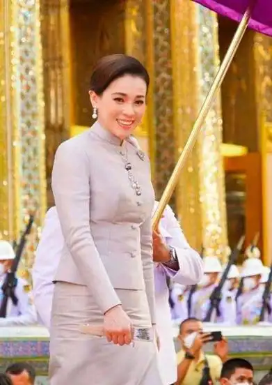 苏提达王后晋升为宫斗冠军,一身雍容华贵,俨然一副胜利者姿态