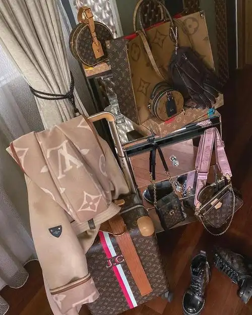晒爱马仕包包已out,在lv硬箱上秀美腿,私人飞机晒lv包包才霸气