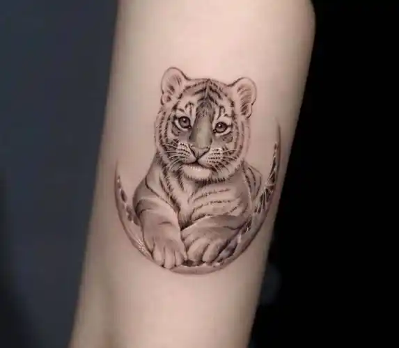今天可能会颠覆您的认知,一大波适合女生的小老虎纹身萌虎纹身图案