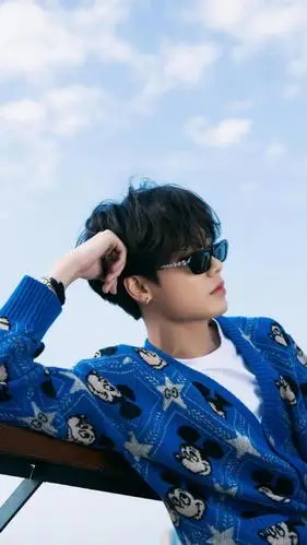 阳光大男孩林彦俊米奇开衫时尚写真,锁屏图片,高清手机壁纸,明星-回车