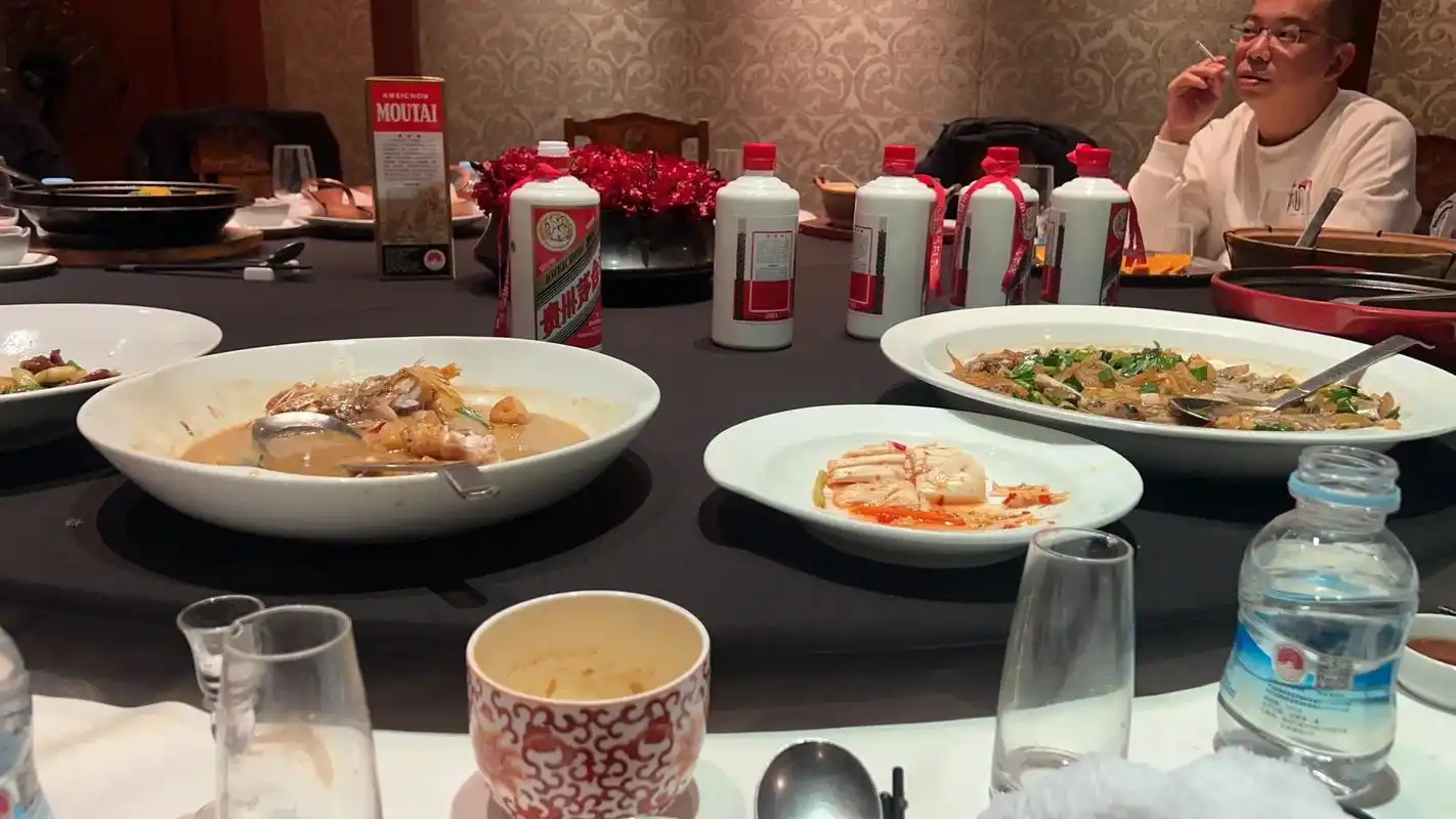 #把酒倒满来个不醉不休 #朋友聚会在一起喝酒嗨起来 #祝朋友 - 抖音