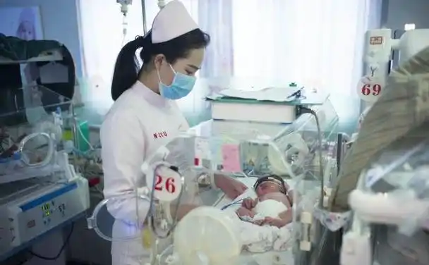 2017年因不孕遭前夫抛弃的女子再婚后生下双胞胎却高兴不起来