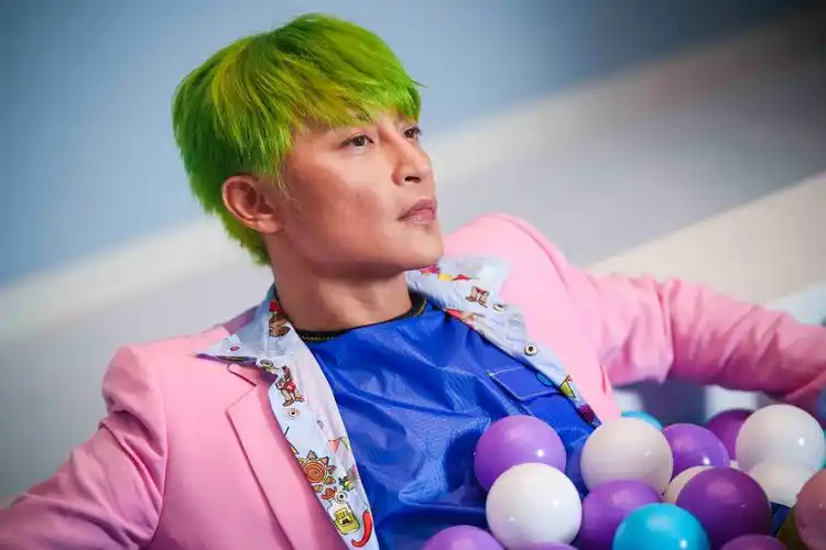 陈志朋多元化写真曝光 酷炫造型显千面男爵魅力