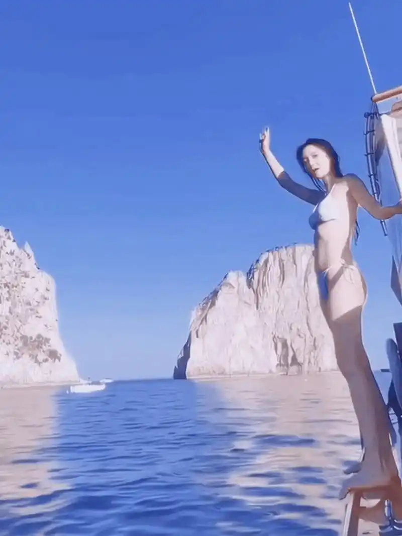 angelababy穿比基尼跳海#  今天angelababy在社交平