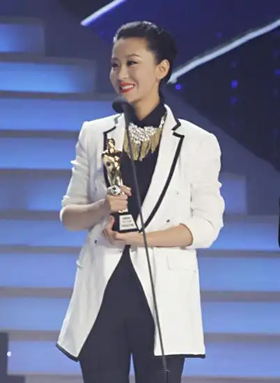 苗圃为斯琴高娃致奖激动不已组图