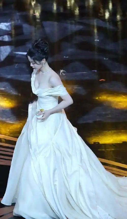 杨超越穿白色斜肩礼服裙宛若美神降临,皮肤白嫩大秀曲线_造型_身材