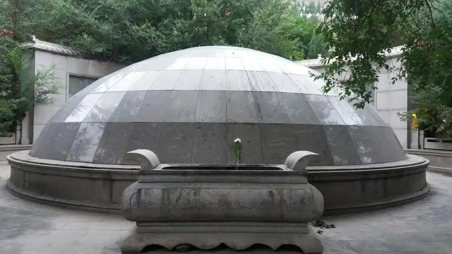 陵园的高处是红军"万人坑"的合葬墓,安葬有西路军第九军军长孙玉清在