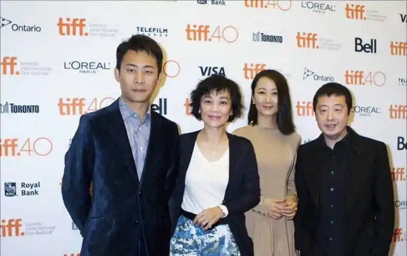 影帝张译:嫁给了大6岁的央视主持人,为老婆养大了前夫儿子,却选择了