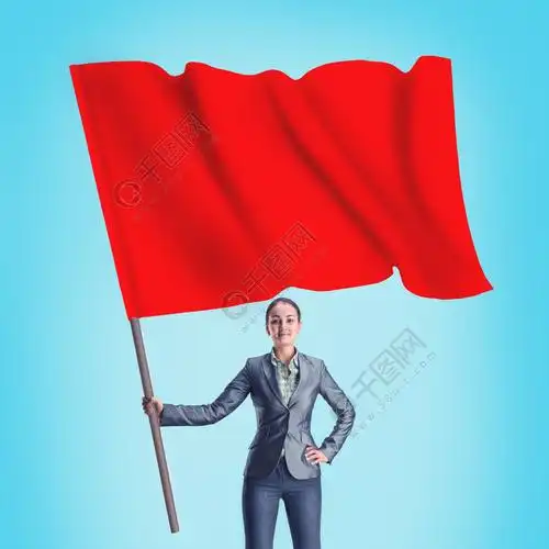 拿着一个红旗立场的妇女在蓝色背景隔绝了女子持红旗