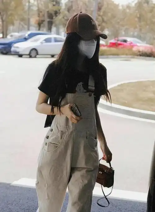 单身后的杨颖状态真不错穿黑t搭背带裤时髦减龄嫩回少女样