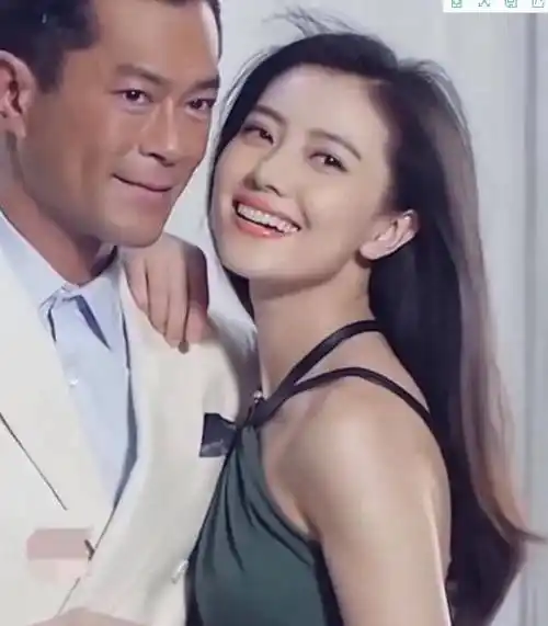 古天乐和高圆圆拍摄花絮,镜头之下古天乐大龄未婚的原因呼之欲出_文章