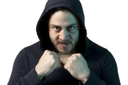 愤怒的家伙握紧他的拳头